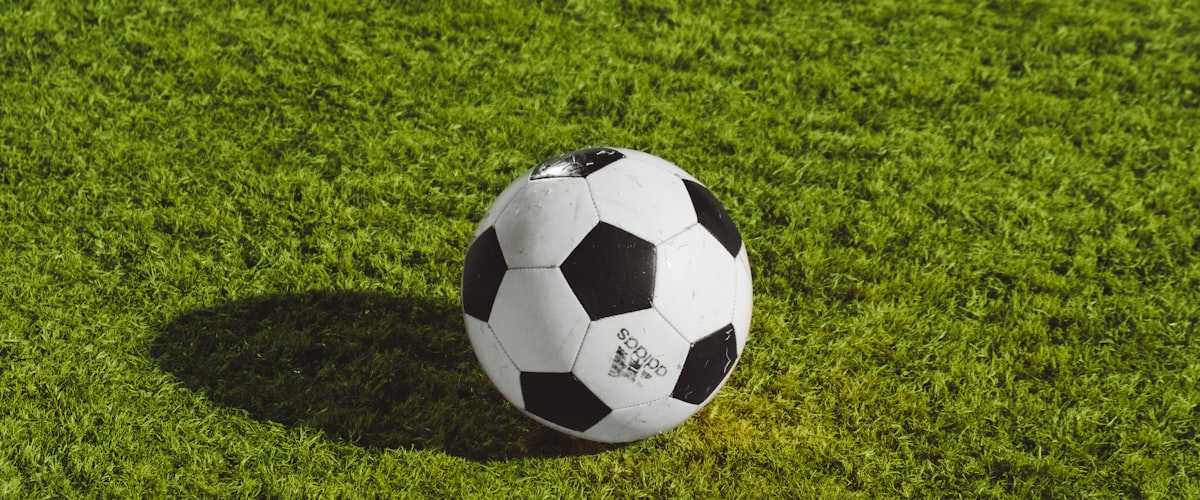 亚洲足球直播平台高清观赛场景，展示多屏观看足球比赛的现代科技感画面